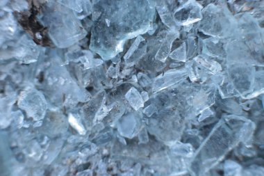 Küçük buz parçalarından oluşan bir arka plan olarak birçok cam parçası