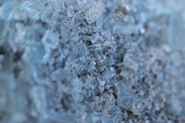 Küçük buz parçalarından oluşan bir arka plan olarak birçok cam parçası