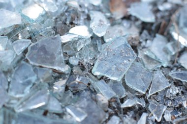 Küçük buz parçalarından oluşan bir arka plan olarak birçok cam parçası