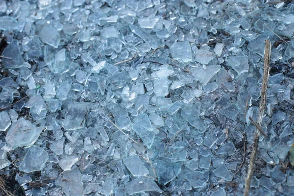 Küçük buz parçalarından oluşan bir arka plan olarak birçok cam parçası