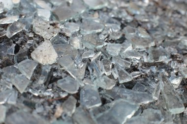 Küçük buz parçalarından oluşan bir arka plan olarak birçok cam parçası