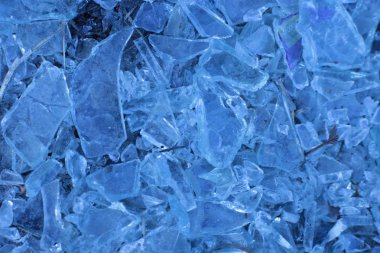 Küçük buz parçalarından oluşan bir arka plan olarak birçok cam parçası