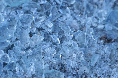 Küçük buz parçalarından oluşan bir arka plan olarak birçok cam parçası