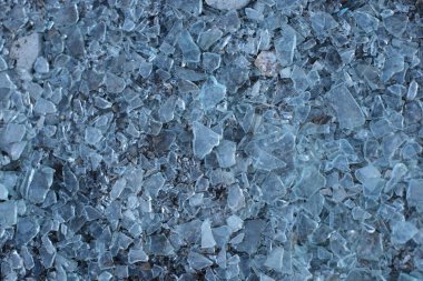 Küçük buz parçalarından oluşan bir arka plan olarak birçok cam parçası