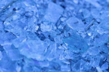 Küçük buz parçalarından oluşan bir arka plan olarak birçok cam parçası