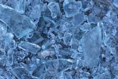 Küçük buz parçalarından oluşan bir arka plan olarak birçok cam parçası