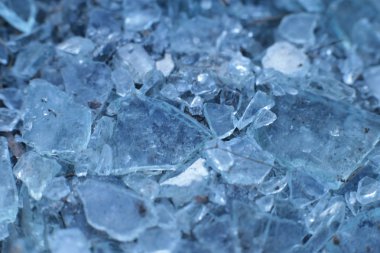 Küçük buz parçalarından oluşan bir arka plan olarak birçok cam parçası