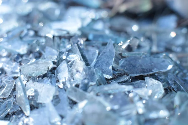 çok sayıda mikro cam parçası küçük buz makro görüntüsünün arka planı olarak gösterilir.