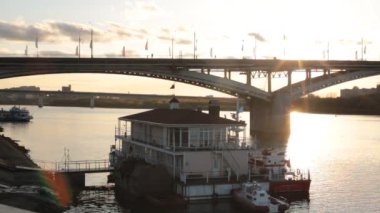 Nizhny Novgorod, Volga Bölgesi / Rusya - 01 Ekim 2019: Oka ve Volga Nehri üzerindeki otoyol köprüsü