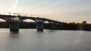 Nizhny Novgorod, Volga Bölgesi / Rusya - 01 Ekim 2019: Oka ve Volga Nehri üzerindeki otoyol köprüsü