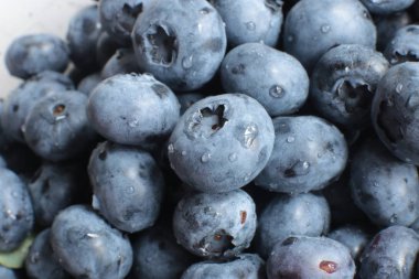 Sulu olgun böğürtlenlerin Macro fotoğrafı.