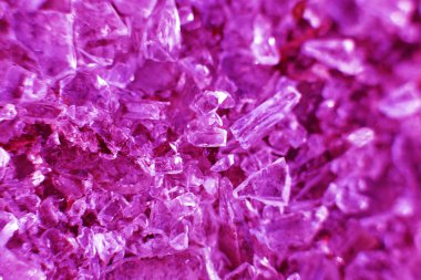 Arkaplanda buz parçaları, renkli makro manzaralı küçük cam parçaları.