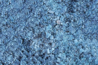 Arkaplanda buz parçaları, renkli makro manzaralı küçük cam parçaları.