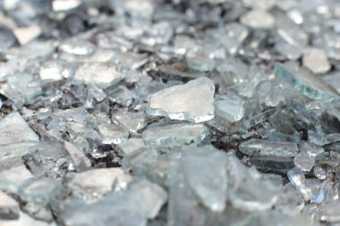 Arkaplanda buz parçaları, renkli makro manzaralı küçük cam parçaları.