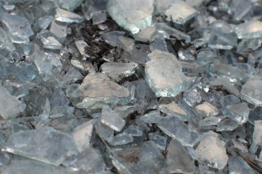 Arkaplanda buz parçaları, renkli makro manzaralı küçük cam parçaları.