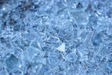 Arkaplanda buz parçaları, renkli makro manzaralı küçük cam parçaları.