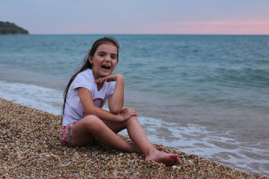 Yaramaz kız yaz tatilini deniz kenarında geçiriyor.