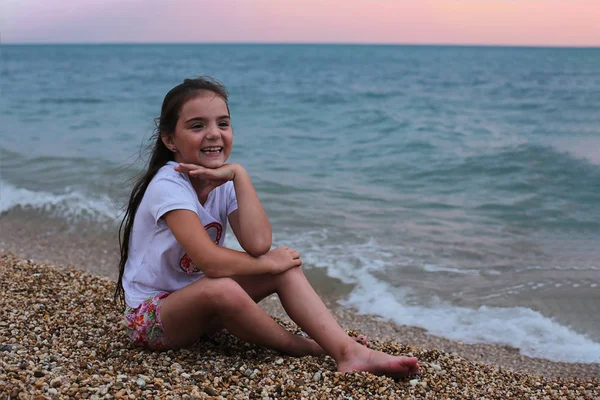 Άτακτο Κορίτσι Περνά Τις Καλοκαιρινές Διακοπές Δίπλα Στη Θάλασσα — Φωτογραφία Αρχείου