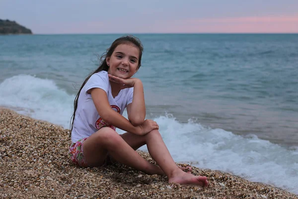 Yaramaz kız yaz tatilini deniz kenarında geçiriyor.