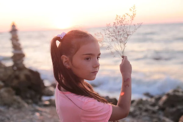 凉爽的七岁小女孩在海边休息 — 图库照片