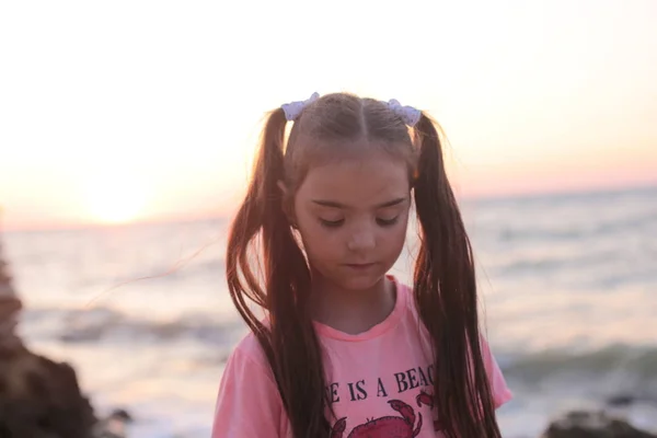 Cool Siedmioletnia Dziewczyna Odpoczywa Nad Morzem — Zdjęcie stockowe