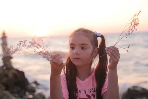 涼しい7歳の女の子休んで海によって — ストック写真