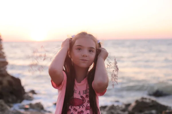 Cool Menina Sete Anos Descansando Junto Mar — Fotografia de Stock