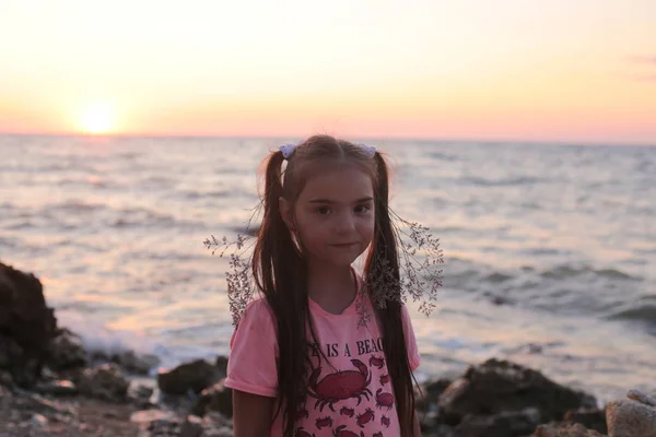 Cool Sedmileté Děvče Odpočívající Moře — Stock fotografie