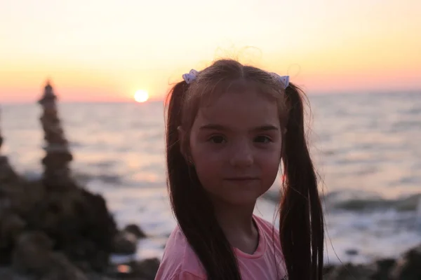 Δροσερό Επτάχρονο Κορίτσι Που Αναπαύεται Στη Θάλασσα — Φωτογραφία Αρχείου