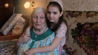 Büyükanne ve torunun aile portresi.