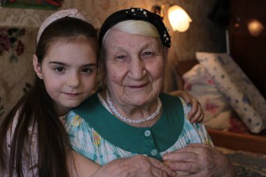 Büyükanne ve torunun aile portresi.