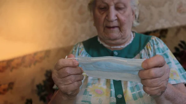Blaue Medizinische Maske Den Händen Einer Alten Grauhaarigen Großmutter Atemschutzmaske — Stockfoto