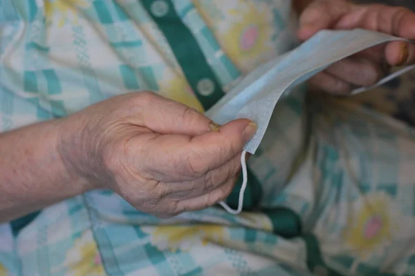 Blå Medicinsk Mask Händerna Gammal Gråhårig Mormor Och Bära Respirator — Stockfoto