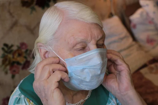 Máscara Médica Azul Nas Mãos Uma Velha Avó Cabelos Grisalhos — Fotografia de Stock