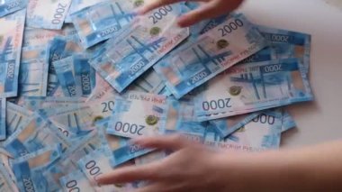 Yeni basılmış Rus banknotları 2000 ruble.