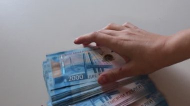 Yeni basılmış Rus banknotları 2000 ruble.