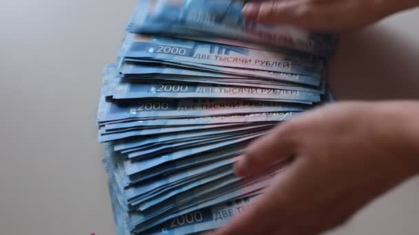 印刷されたロシアの紙幣2000ルーブル — ストック動画
