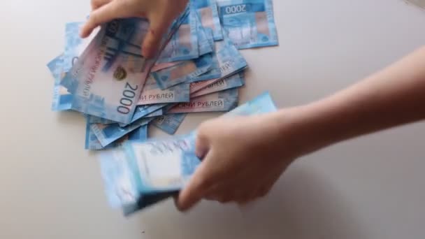 Factures Russes Fraîchement Imprimées 2000 Roubles — Video