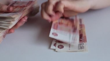 Yeni basılmış Rus banknotları. 5,000 ruble.