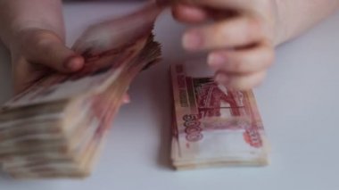 Yeni basılmış Rus banknotları. 5,000 ruble.