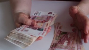 Yeni basılmış Rus banknotları. 5,000 ruble.