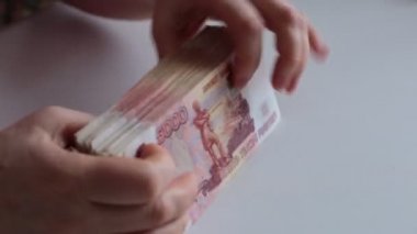 Yeni basılmış Rus banknotları. 5,000 ruble.