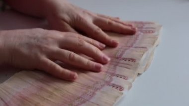 Yeni basılmış Rus banknotları. 5,000 ruble.