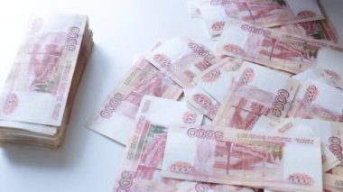 Yeni basılmış Rus banknotları. 5,000 ruble.