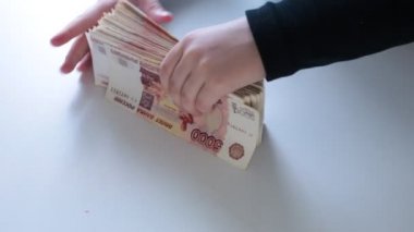 Yeni basılmış Rus banknotları. 5,000 ruble.