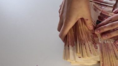 Yeni basılmış Rus banknotları. 5,000 ruble.