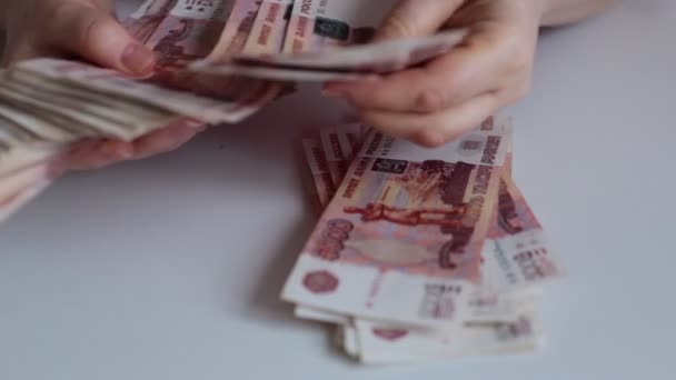 一套新印制的俄罗斯纸币5000卢布 — 图库视频影像