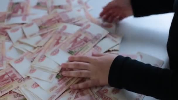 Sada Čerstvě Vytištěných Ruských Bankovek 5000 Rublů — Stock video