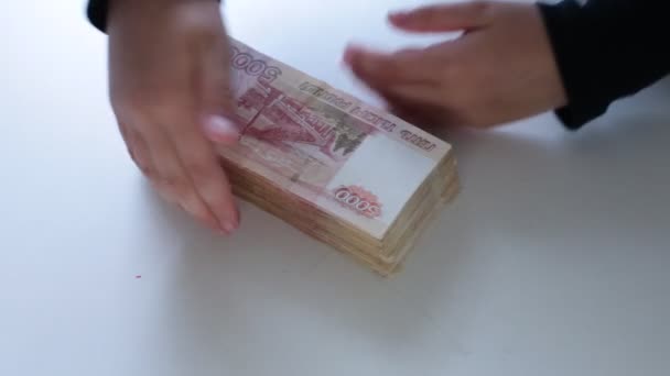 印刷されたロシアの紙幣5 000ルーブルのセット — ストック動画