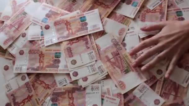 一套新印制的俄罗斯纸币5000卢布 — 图库视频影像